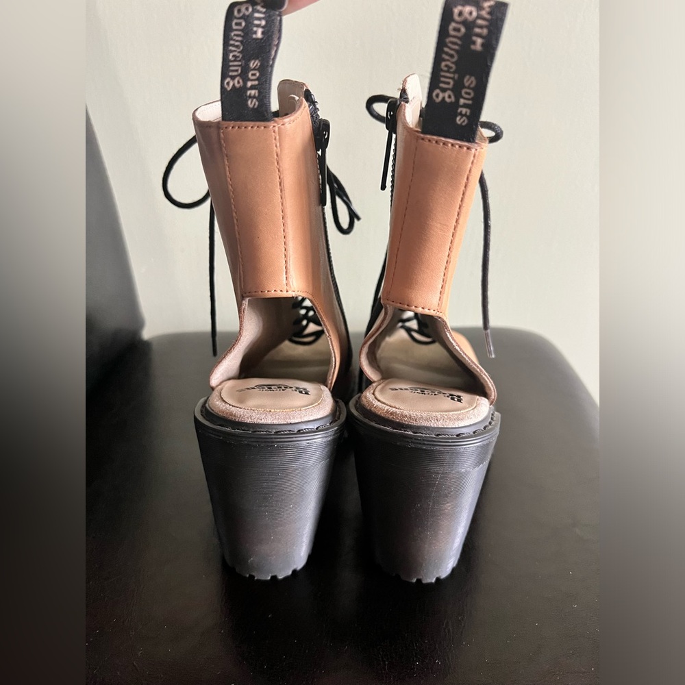 Dr. Martens Carmelita Lace-Up Heeled Boots Sz 6 - Picture 5 of 10